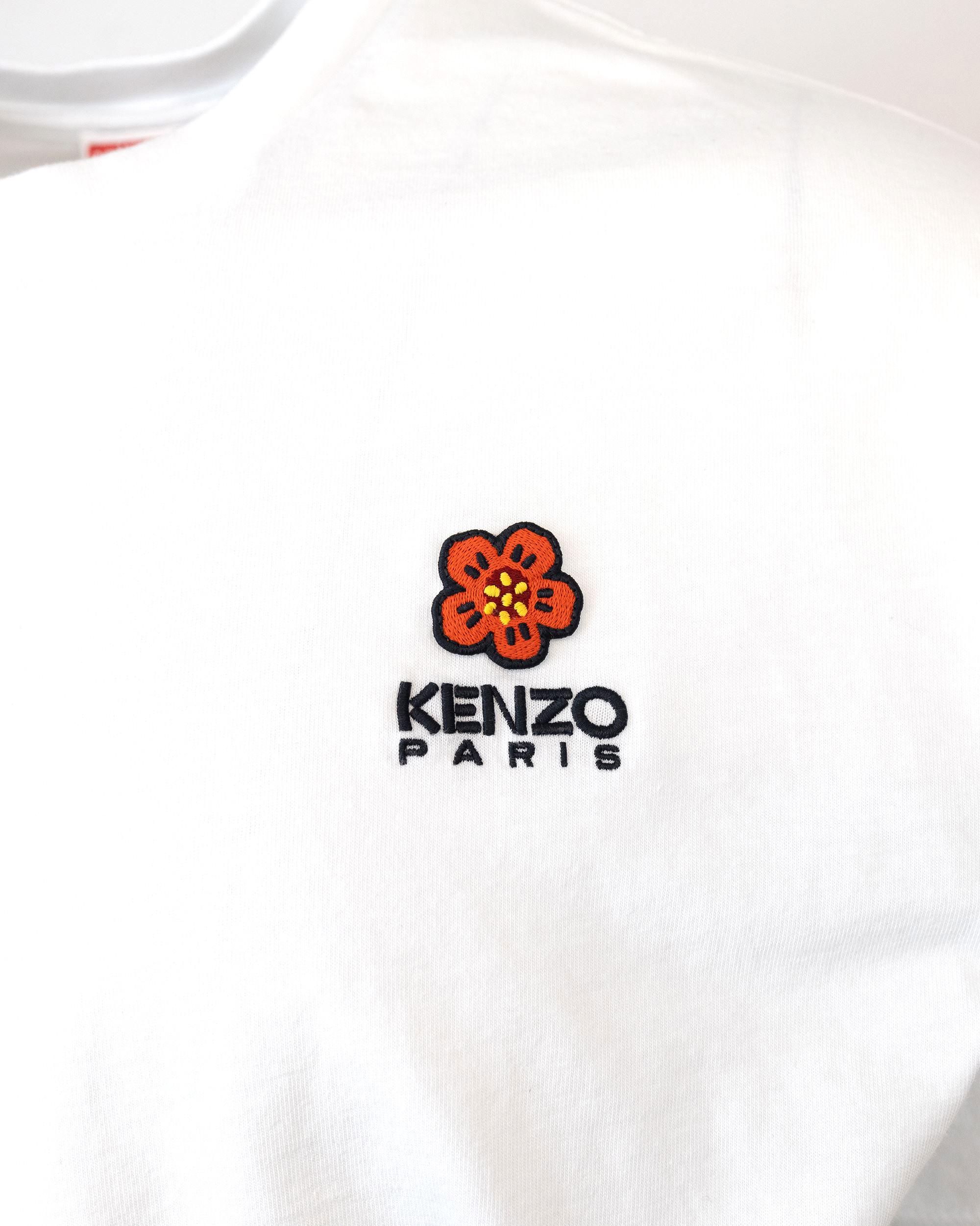 Shop Kenzo T-shirt Ricamata Boke Flower Crest Bianca In 01